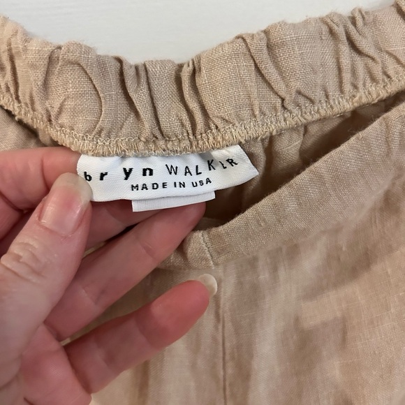 Brynn Walker Beige linen button pocket cropped pants - Picture 3 of 5